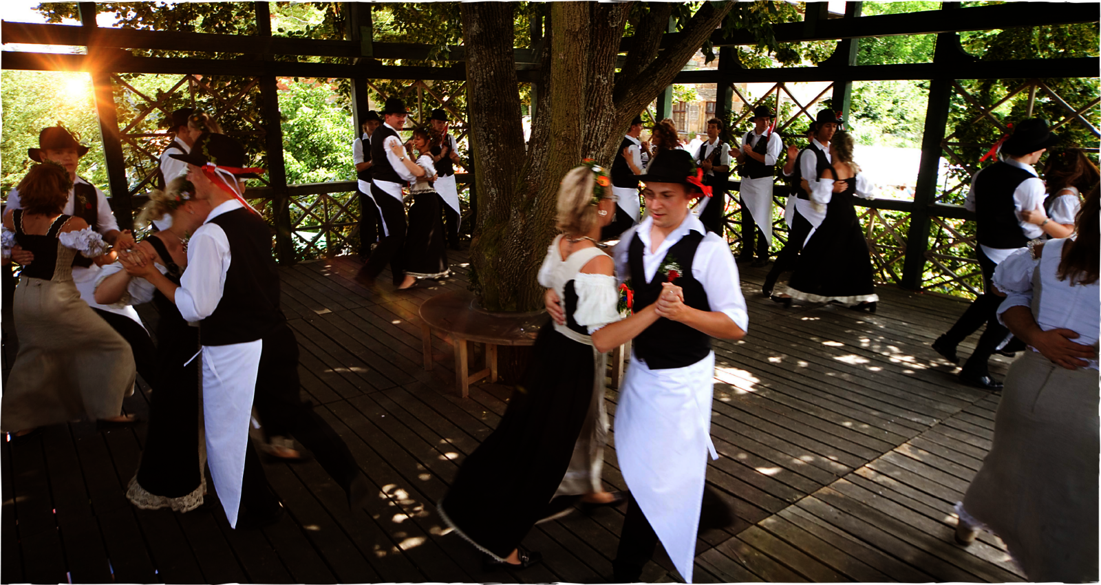 Kerwabum und -madla beim traditionellen Tanz auf der Tanzlinde in Peesten 